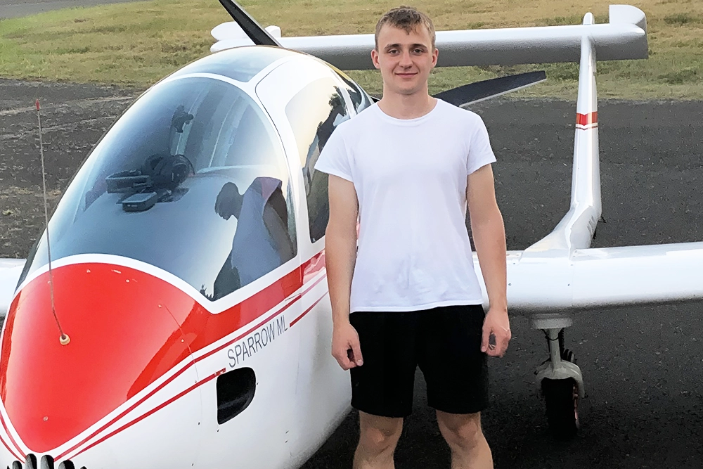 Dan, 20 let  <br><span style="color: #FF0000; font-weight: bold;">✓</span> Teoretická výuka<br><span style="color: #FF0000; font-weight: bold;">✓</span> Praktický výcvik<br>